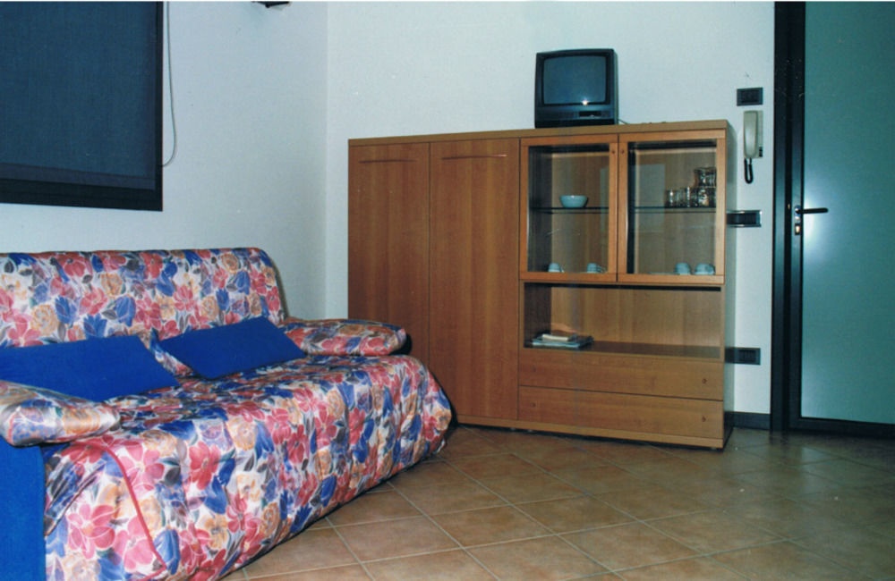 เรซิเดนเช เวซโซลี Aparthotel Darfo Boario Terme ภายนอก รูปภาพ
